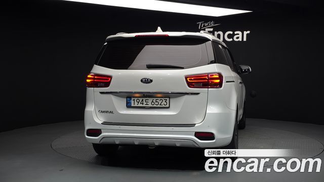 Kia Canival 9-Seater Luxury — photo 1 of 30