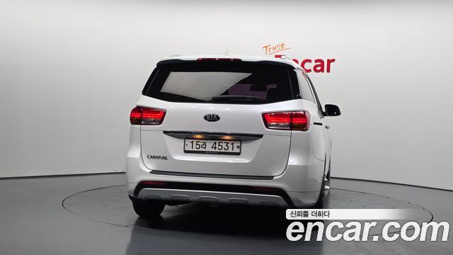 Kia Canival 9-seater Luxury — photo 1 of 30