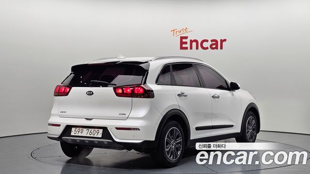 Kia Niro Luxury — photo 1 of 30