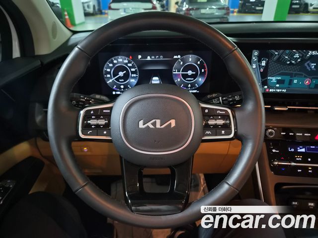 Kia Canival Diesel 9-Seater Prestige — photo 1 of 20