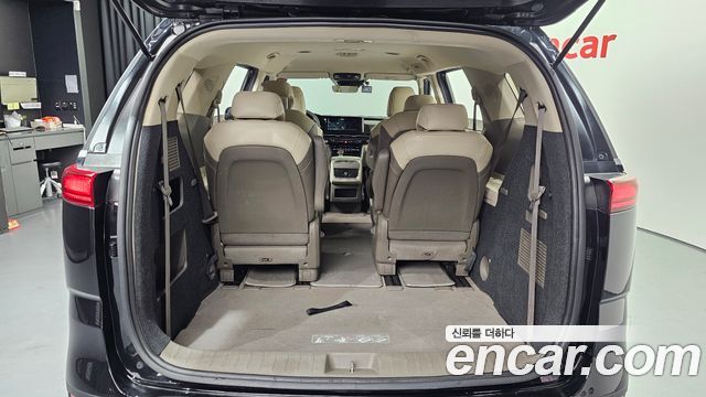 Kia Canival Diesel 9-Seater Prestige — photo 1 of 20