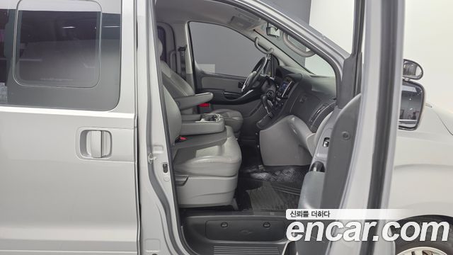 Hyundai Starex 12-Seater Wagon — photo 1 of 33