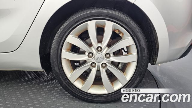 Kia Carens 2.0 LPi Prestige — photo 1 of 30