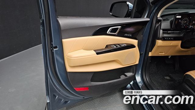 Kia Canival Gasoline 7-Seater Signature — photo 1 of 38