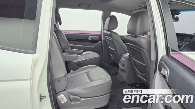KG_Mobility_Ssangyong KORANDO 4WD Chateau 9-seater — photo 1 of 32