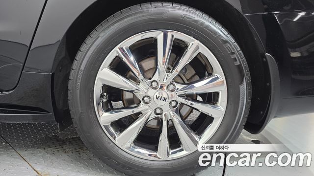 Kia Canival Gasoline 7-Seater Limousine — photo 1 of 31