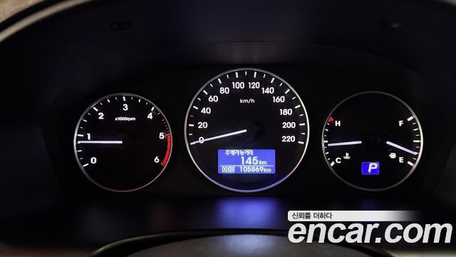 Hyundai Starex Van 5-Seater — photo 1 of 20