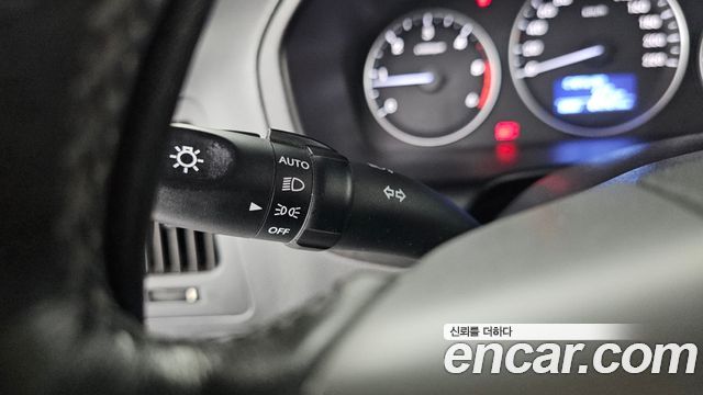 Hyundai Starex Van 5-Seater — photo 1 of 30