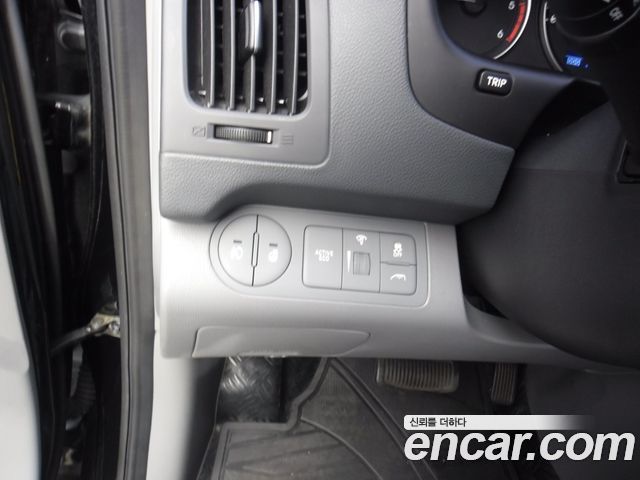 Hyundai Starex Van 5-Seater — photo 1 of 11