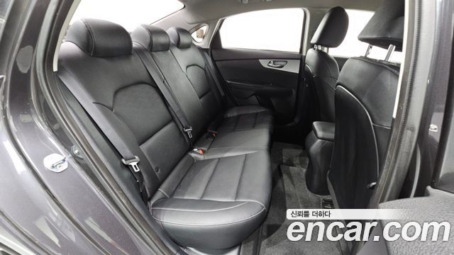 Kia K3 1.6 — photo 1 of 30
