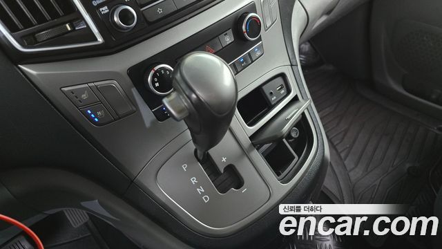 2018 Hyundai Starex Van 5-Seater, photograph 3