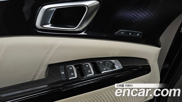 Kia Canival Diesel 9-Seater Signature — photo 1 of 35