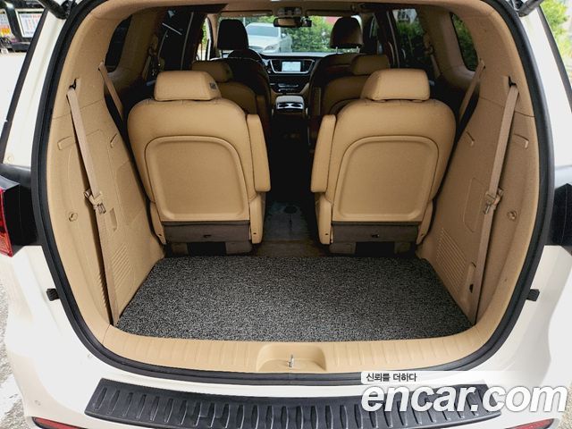 Kia Canival 9-Seater Hi-Limousine — photo 1 of 17
