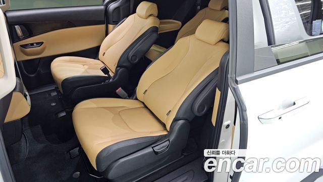 Kia Canival Diesel 9-Seater Prestige — photo 1 of 31
