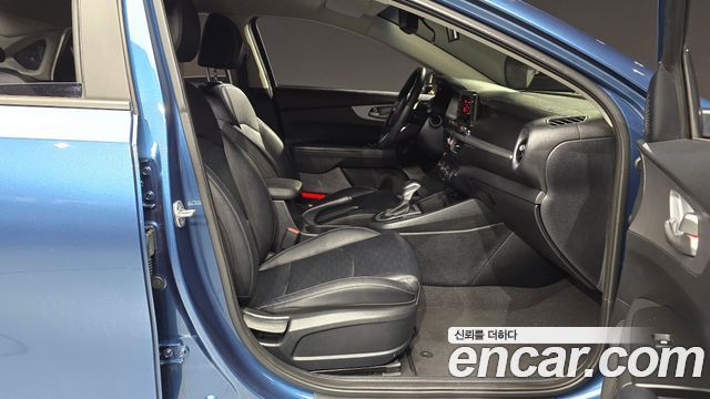 Kia K3 1.6 — photo 1 of 20