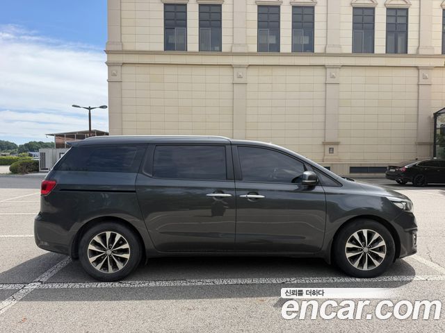 Kia Canival 9-seater Luxury — photo 1 of 17