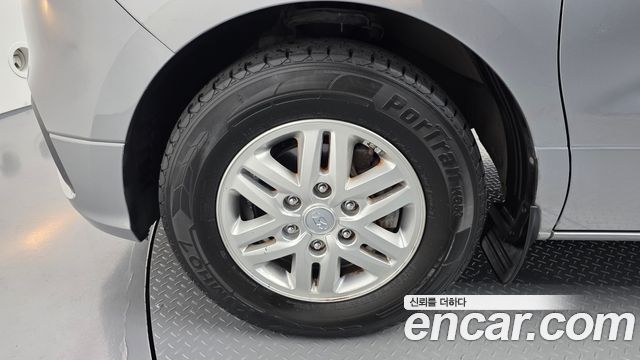 Hyundai Starex Van 5-Seater — photo 1 of 30