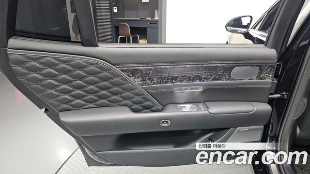 Genesis G90 Gasoline 3.5 Turbo e-S/C AWD LWB — photo 1 of 31