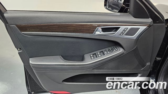 Genesis G80 3.8 GDI — photo 1 of 32