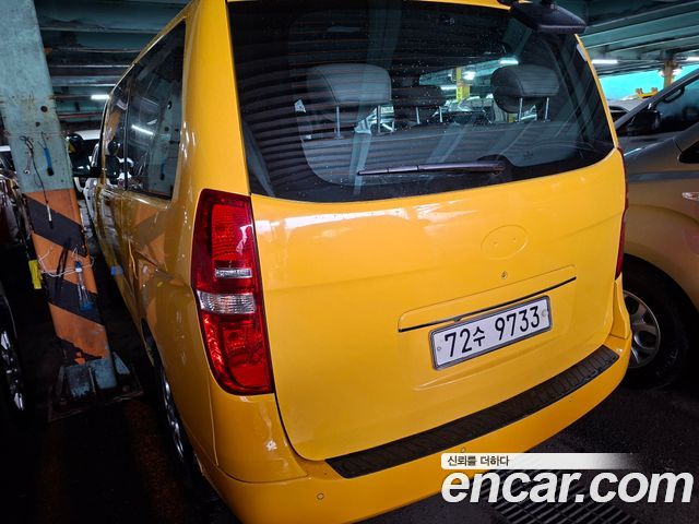 Hyundai Starex 12-Seater Wagon — photo 1 of 13