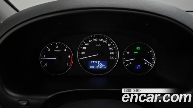 Hyundai Starex Van 3-Seater — photo 1 of 20
