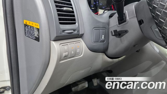 Kia Canival Grand Carnival GLX — photo 1 of 20