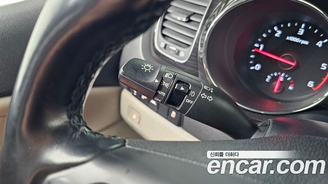 Kia Canival 9-Seater Prstige — photo 1 of 30