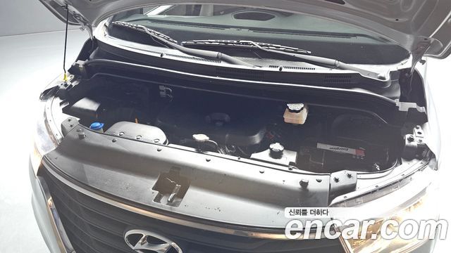 Hyundai Starex Van 5-Seater — photo 1 of 31