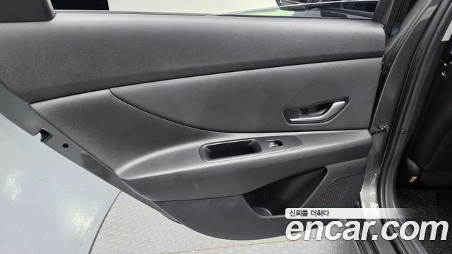 Hyundai AVANTE 1.6 — photo 1 of 31