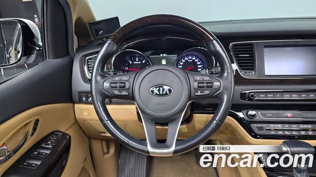 Kia Canival 9-Seater Noblesse Special — photo 1 of 20