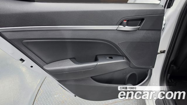 Hyundai AVANTE 1.6 — photo 1 of 31