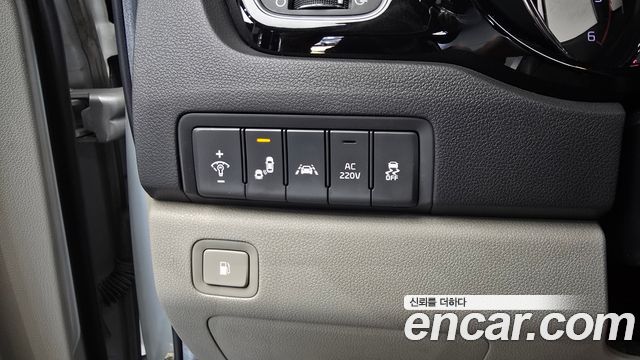 Kia Canival 7-seater Limousine — photo 1 of 20