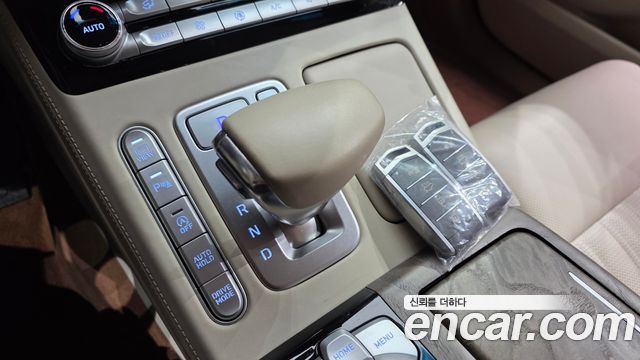 Genesis G90 3.8 AWD — photo 1 of 20