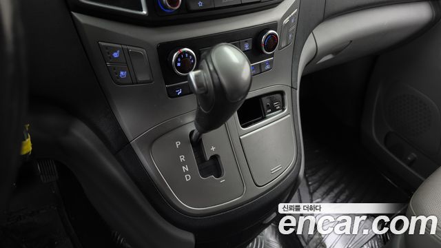 Hyundai Starex Van 5-Seater — photo 1 of 32