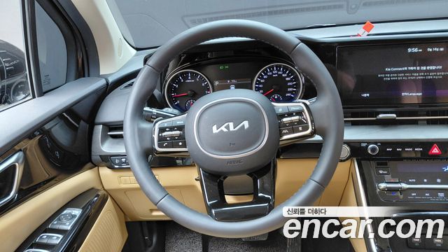 Kia Canival Gasoline 7-Seater Outdoor — photo 1 of 33