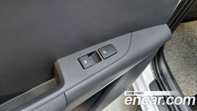 Kia Niro Prestige — photo 1 of 31