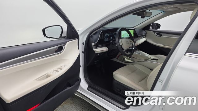2022 Hyundai Grandeur Le Blanc, photograph 1