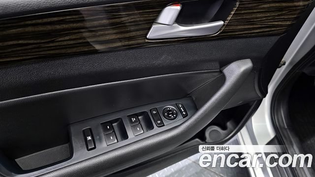 Hyundai Sonata 2.0 Smart — photo 1 of 20