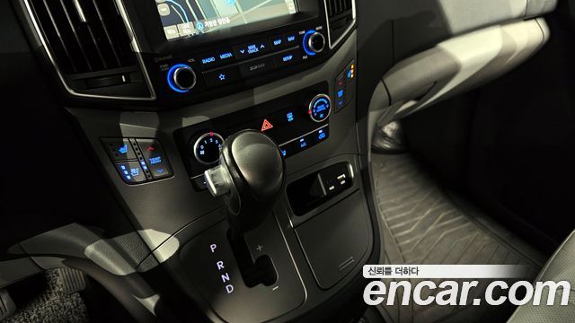Hyundai Starex Wagon 12-Seater — photo 1 of 20