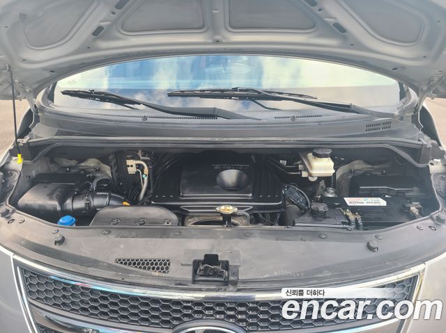 Hyundai Starex 12-Seater Wagon — photo 1 of 20