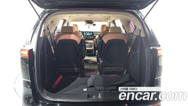 Kia Canival Diesel 9-Seater Prestige — photo 1 of 20