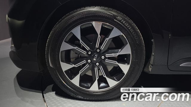 Kia Canival Diesel 9-Seater Signature — photo 1 of 20