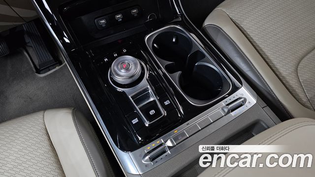 Kia Canival Gasoline 7-Seater Hi-Limousine — photo 1 of 20