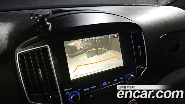 Hyundai Starex Van 5-Seater — photo 1 of 20
