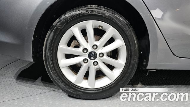 Kia K3 Deluxe — photo 1 of 20
