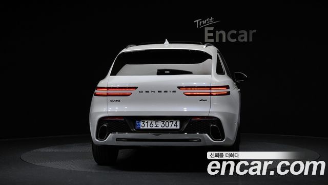 Genesis GV70 2.5T Gasoline AWD — photo 1 of 20