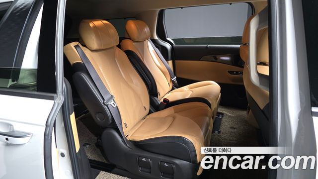 Kia Canival 7-Seater Signature — photo 1 of 20