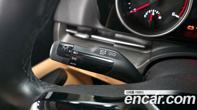 Kia Canival Diesel 9-Seater Prestige — photo 1 of 20