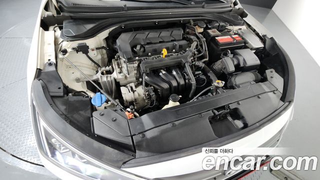 Hyundai AVANTE 1.6 — photo 1 of 20