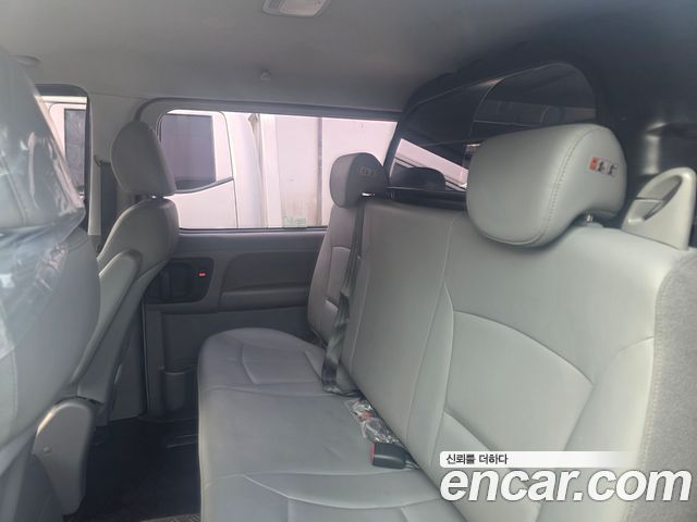 Hyundai Starex 5-Seater VAN — photo 1 of 15